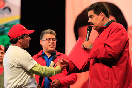 El presidente de la República, Nicolás Maduro, junto al ministro de Comunas, Elías Jaua Milano, entregó recursos al Poder Popular.PRENSA PRESIDENCIAL