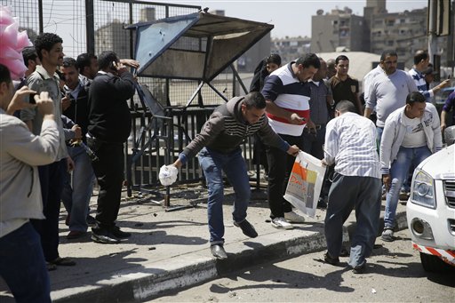 Personas se reúnen donde estalló una bomba en un puente sobre el río Nilo, cerca de un sector pudiente en el Cairo, Egipto, el domingo 5 de abril de 2015. El atentado dejó cuando menos un policía muerto y dos civiles heridos, dijeron las autoridades. (AP Foto/Hassan Ammar)