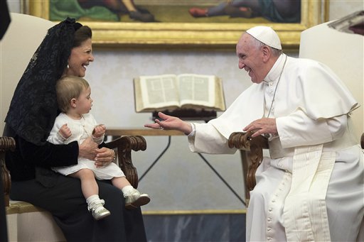 El papa Francisco sonríe a la reina Silvia de Suecia, quien tiene a su nieta la princesa Leonor en sus brazos, durante una audiencia privada en el estudio del pontífice en el Vaticano el lunes 27 de abril de 2015. El presidente Barack Obama es el líder mundial con más seguidores en Twitter, pero Francisco es el más influyente según el estudio Twiplomacy, se informó el 28 de abril. (Foto AP/L'Osservatore Romano/Pool Photo via AP)