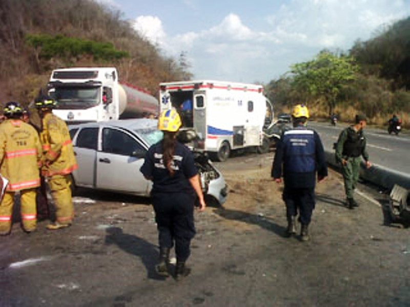 Comisiones de Bomberos y Protección Civil Miranda, atendieron el accidente vial