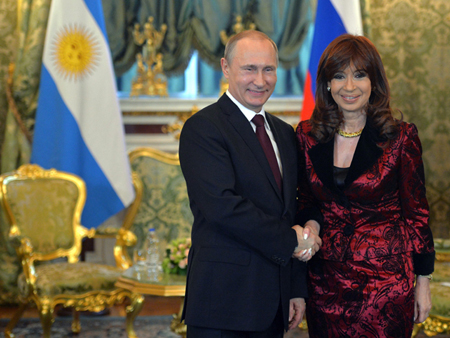 La presidenta argentina, Cristina Kirchner, firmó el jueves en Moscú una serie de acuerdos energéticos que permitirían a empresas rusas participar en proyectos.