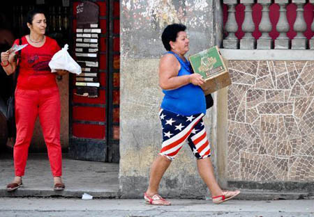 Una cubana vestida con una calza con la bandera de Estados Unidos, el 13 de abril de 2015 en La Habana.AFP / YAMIL LAGERigoberto DIAZ | AFP 