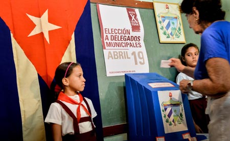 En Cuba el voto no es obligatorio, pero los simpatizantes del gobierno llamaron a todos a participar, mientras que los medios mantuvieron una intensa campaña convocando a las urnas.AFP / ADALBERTO ROQUE