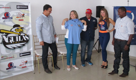 La directiva de Águilas de Miranda le obsequió la camiseta del equipo a la alcaldesa Thaís Oquendo, durante una rueda de prensa realizada este miércoles en el Hotel Platinum de Guatire
Foto Edward Sarmiento