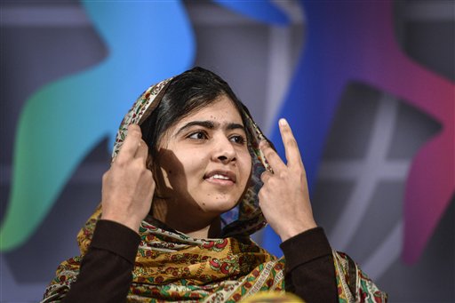 La paquistaní Malala Yousafzai sonríe durante la cremonia de entrega del Premio Niños del Mundo en Mariefried, Suecia, el 29 de octubre de 2014. (AP Foto /Anders Wiklund, Agencia de noticias TT)  SUECIA OUT