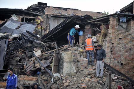 Sobrevivientes de trágico sismoen Nepal inician el éxodo