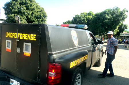 Funcionarios de la medicatura forense del Tuy, movilizaron el cadáver de Nieves Meneses.