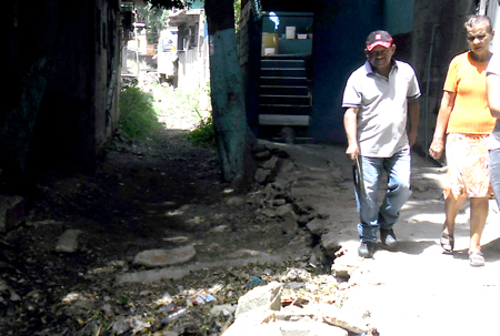 La quebrada limita con muchas casas, pero la señora Juana Alvarado contó para La Voz que sólo ella se encarga de la limpieza de la misma