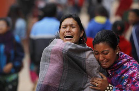 Mujeres lloran durante la cremación de un familiar, víctima del terremoto en Bhaktapour.AP / NIJARAN SHRESTHA 