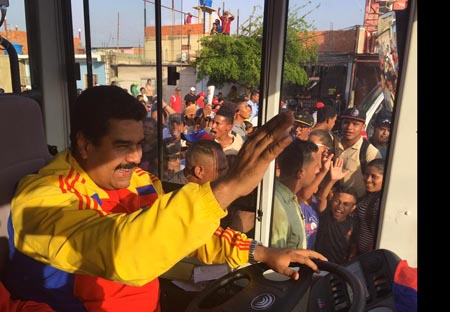Conduciendo una unidad de TransAnzoátegui por la segunda etapa de la avenida La Costanera, el presidente Maduro inauguró esta solución vial en Barcelona.CORTESIA / @PresidencialVen