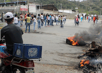 Internos de El Rodeo III en Guatire se resisten a ser trasladados a otro centros penitenciarios del país, lo que generó protestas de sus familiares en las afueras del penal