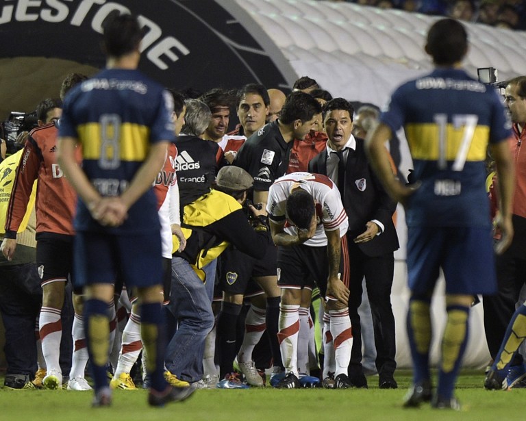 La persona indicó que Boca Juniors presentó su alegato, de más de 50 páginas, y señaló que la resolución del tribunal podría ser tan pronto como el mismo sábado por la tarde, o hasta el domingo por la mañana. Después, representantes de River presentaron sus argumentos. AFP