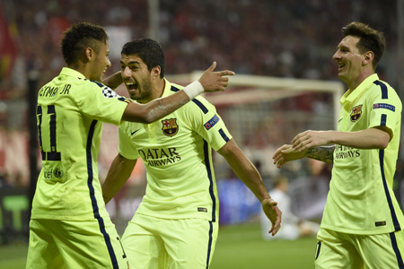 En la gráfica celebran tres latinoamericanos del Barça: Leoel Messi, Naymar da Silva santos y Luis Suárez.