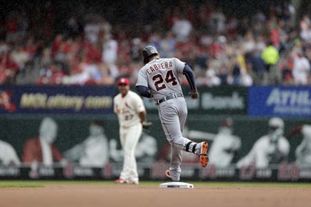 Cabrera debió esperar que cesara la lluvia para que se oficializara su jonrón 400 en las grandes ligas
AP / Jeff Roberson