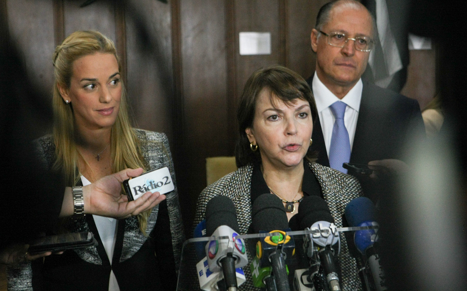 SAO17 - SAO PAULO (BRASIL), 5/5/2015.- El gobernador del estado de Sao Paulo, Geraldo Alckminen (d), la esposa del líder opositor venezolano Leopoldo López, Lilian Tintori (i) y la esposa del alcalde de Caracas, Antonio Ledezma, Mitzy Capriles (c), hablan a la prensa hoy, martes 5 de mayo de 2015, tras una reunión con el gobernador en Sao Paulo (Brasil). Mitzy Capriles, esposa del alcalde metropolitano de Caracas, Antonio Ledezma, preso desde el pasado 19 de febrero, afirmó hoy que su marido no aceptará una eventual propuesta de exilio político para recuperar su libertad. EFE/ Carlos Villalba R