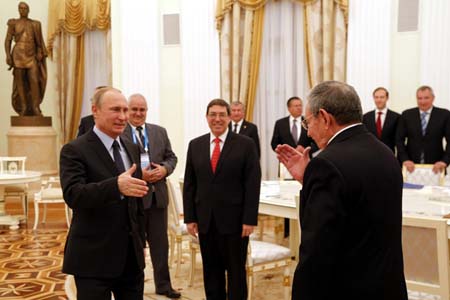 Los presidentes ruso, Vladímir Putin, y cubano, Raúl Castro, comenzaron este jueves una reunión en el Kremlin.