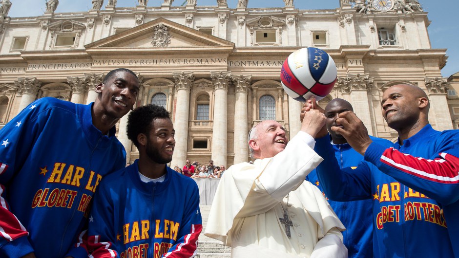 STARTING FIVE: In celebration of their upcoming 90th anniversary tour, the iconic Harlem Globetrotters met with Pope Francis and named him just the ninth Honorary Harlem Globetrotter in team history on May 6, 2015, at St. Peter&apos;s Square. The accolade recognizes an individual of extraordinary character and achievement who has made an everlasting mark on the world. Pictured (l-r): Hi-Lite Bruton, Ant Atkinson, Pope Francis, Big Easy Lofton, Flight Time Lang. Photo (c) L&apos;Osservatore Romano Foto. (PRNewsFoto/Harlem Globetrotters) THIS CONTENT IS PROVIDED BY PRNewsfoto and is for EDITORIAL USE ONLY**