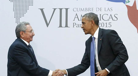 Los presidentes Barack Obama y Raúl Castro, se reunieron antes de que Cuba fuera sacada de la lista de países promotores del terrorismo.