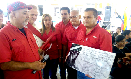 Los concejales develaron una placa en honor al músico, la cual será incrustada en su casa natal en la calle La Gruta de Cúa