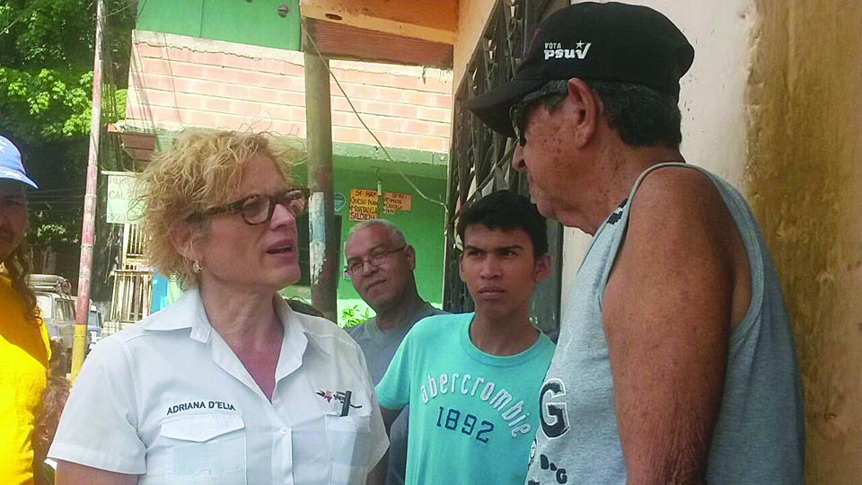 Adriana D’ Elia recorrió las calles de Guatire donde dialogó con comerciantes y vecinos de distintos sectores.CORTESIA / FLAVIO BOSCHETI