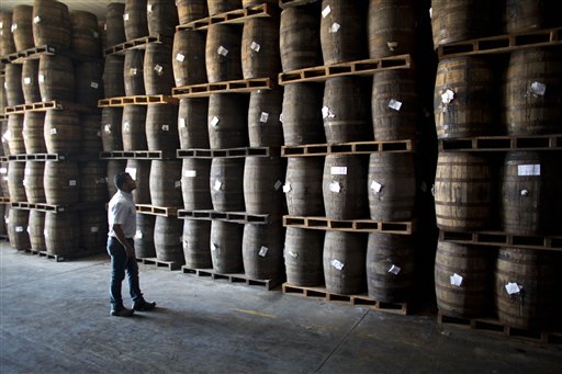 En esta imagen, tomada el 26 de marzo de 2015, Jhorgen Romero, jefe de Procesamiento y Envejecimiento en Santa Teresa mira los barriles llenos de ron en la fábrica de Santa Teresa en La Victoria, en el estado de Aragua, Venezuela. La caída global del precio del petróleo y la consiguiente escasez de intercambios internacionales afecta seriamente a la economía de Venezuela, muy dependiente de las importaciones, pero para algunos productores nacionales como los de ron es una oportunidad para aumentar la producción e igualar el aumento de ventas dentro y fuera del país. (Foto AP/Ariana Cubillos)