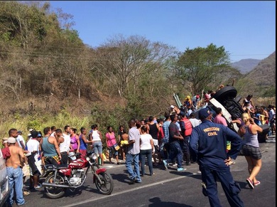 Así fue saqueado el camión cargado con Harina Pan