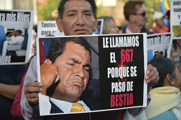 Ecuadorean opponents of President Rafael Correa take part in a demonstration in northern Quito on June 25, 2015. According to last polls, Correa's administration showed in June the lowest support rate --46 percent-- since taking office in 2007.    AFP PHOTO / RODRIGO BUENDIA