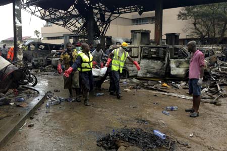 Una tremenda explosión en una gasolinera que mató a 73 personas y extendió las llamas a edificios vecinos se produjo en Ghana.