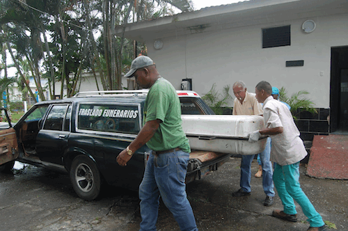 Los cuerpos de los delincuentes fueron llevados a  Medicatura Forense de Cuacagua para su identificación.
Foto: Jaime Manrique