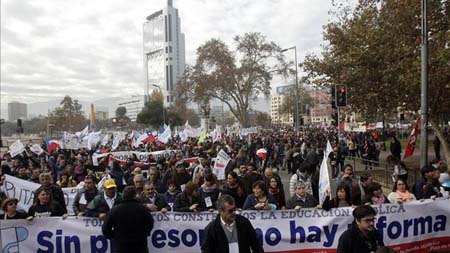 La marcha más multitudinaria se realizó en Santiago, donde más de 70.000 personas, según los convocantes, recorrieron las calles del centro de la capital.