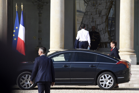 A primera hora de la mañana, el presidente Hollande convocó en el palacio del Elíseo un consejo de defensa, en el que participaron el primer ministro Manuel Valls, el canciller Laurent Fabius y los ministros de Defensa y del Interior.AFP / DOMINIQUE FAGET