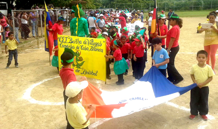 Los pequeños llenaron de alegría y color el campo de juego