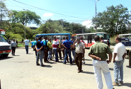 Los choferes prohibieron el acceso al terminal de pasajeros por tres horas