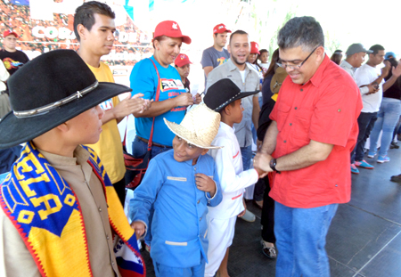 Elías Jaua saluda a niños tras presentación cultural en el encuentro celebrado en el parque ferial de Ocumare