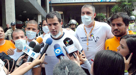 Miembros de Voluntad Popular que están en huelga de hambre en la plaza José Martí de Chacaíto, acudieron nuevamente al Consejo Nacional Electoral.