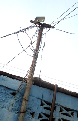 El sistema eléctrico de la cancha Alianza Juvenil del barrio Las Casitas se encuentra muy deteriorado