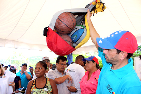 El gobernador también entregó implementos deportivos