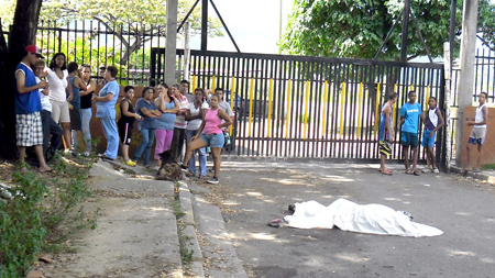 Curiosos observan el cadáver del infortunado taxista asesinado por delincuentes en Vicente E. Sojo