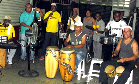 En la gráfica los integrantes de Master Swing durante sus ensayos en la urbanización 27 de Febrero, de Guarenas