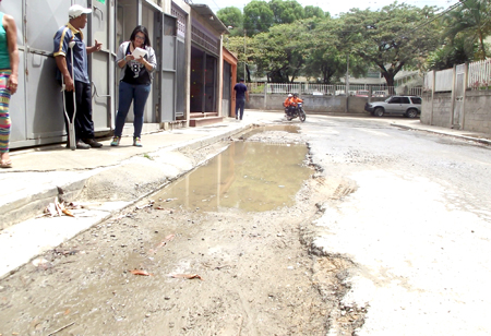 Los transeúntes se ven más afectados en época de lluvias para pasar por esa calle