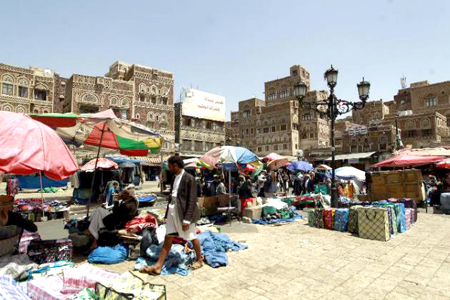 Yemeníes comprando en un mercado al aire libre de la parte vieja de Saná, capital de su país, para preparar el ayuno sagrado del mes del Ramadán, el 17 de junio de 2015