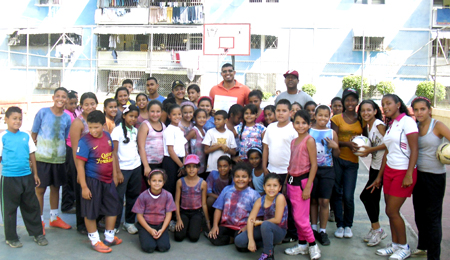 El licenciado Diosel Solórzano recibió de los chicos y chicas de Respira y Vive su reconocimiento tras culminada la actividad