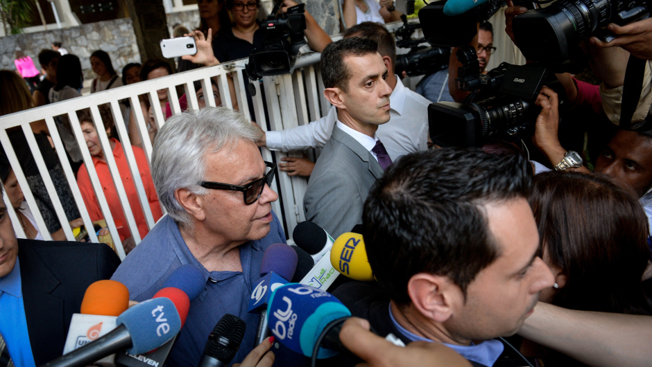 Former Spanish Prime Minister Felipe Gonzalez (L) arrives for a meeting with former Mayor Antonio Ledezma --who is serving house arrest-- in Caracas on June 7, 2015. Gonzalez arrived in Caracas to work in the defence of several opposition leaders imprisoned on charges of inciting violence and conspiring against the government of Nicolas Maduro. AFP PHOTO / FEDERICO PARRA        (Photo credit should read FEDERICO PARRA/AFP/Getty Images)