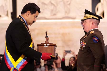 El presidente Maduro recibió en sus manos el cofre del Negro Primero, que finalmente es depositado al lado de los restos del Libertador.NEWS FLASH / JC