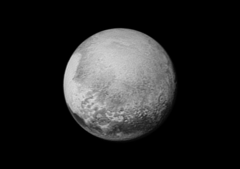 Por ahora, la pionera misión de la NASA ha podido confirmar la existencia de una capa de hielo polar en Plutón y halló nitrógeno escapando de su atmósfera. AFP