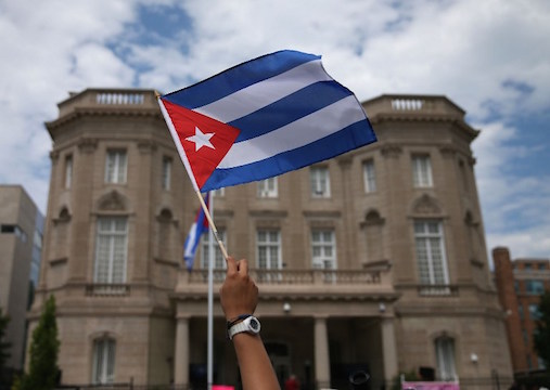 Estados Unidos y Cuba sepultaron este lunes más de medio siglo de hostilidades al reanudar relaciones diplomáticas plenas con la izada de la bandera cubana en su nueva embajada en Washington, aunque un largo camino todavía resta para que normalicen sus lazos.