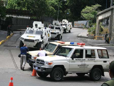 Efectivos de distintos organismos de seguridad al momento de ingresar para cumplir con el operativo en la Cota 905 de Caracas.
LV / JL