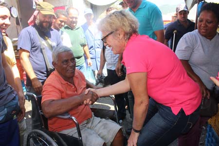 La secretaria de Gobierno de Miranda, entregó una silla de ruedas y conoció de primera mano necesidades y aspiraciones de comerciantesCORTESIA / LENIN MORALES
