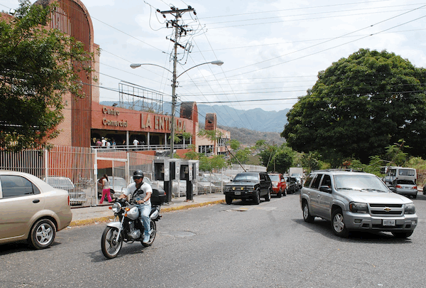 Esta calle principal de La Rosa Guatire fue escenario de  balacera donde cayó abatido asaltante que se midió a Polizamora