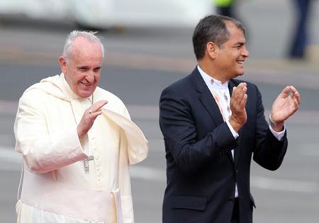 El pontífice y el presidente ecuatoriano Rafael Correa, saludan en el aeropuerto internacional de Quito.AP / FERNANDO LLANO